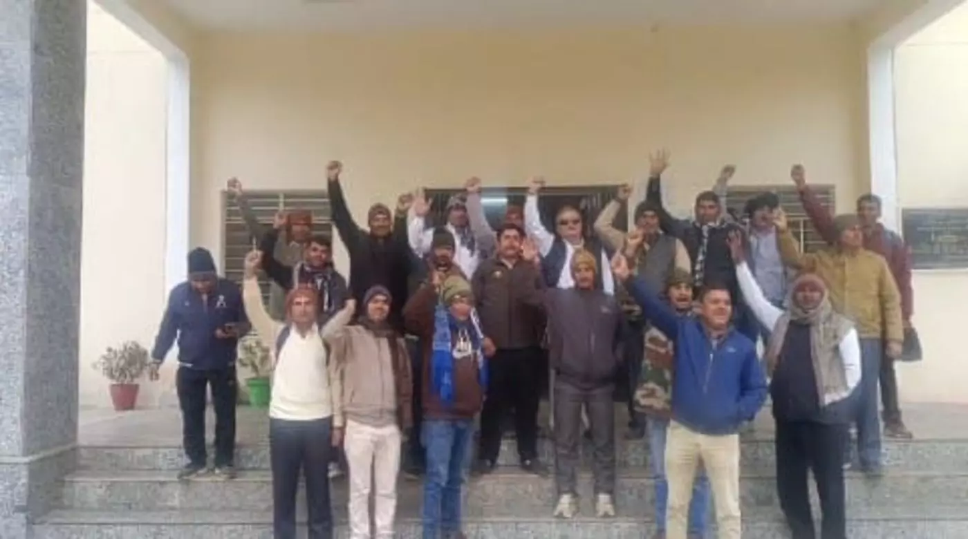 डीग में संविदा कर्मियों के नियमितीकरण की मांग को लेकर मुख्यमंत्री को ज्ञापन सौंपा गया डीग में संविदा कर्मियों के नियमितीकरण की मांग को लेकर मुख्यमंत्री को ज्ञापन सौंपा गया
