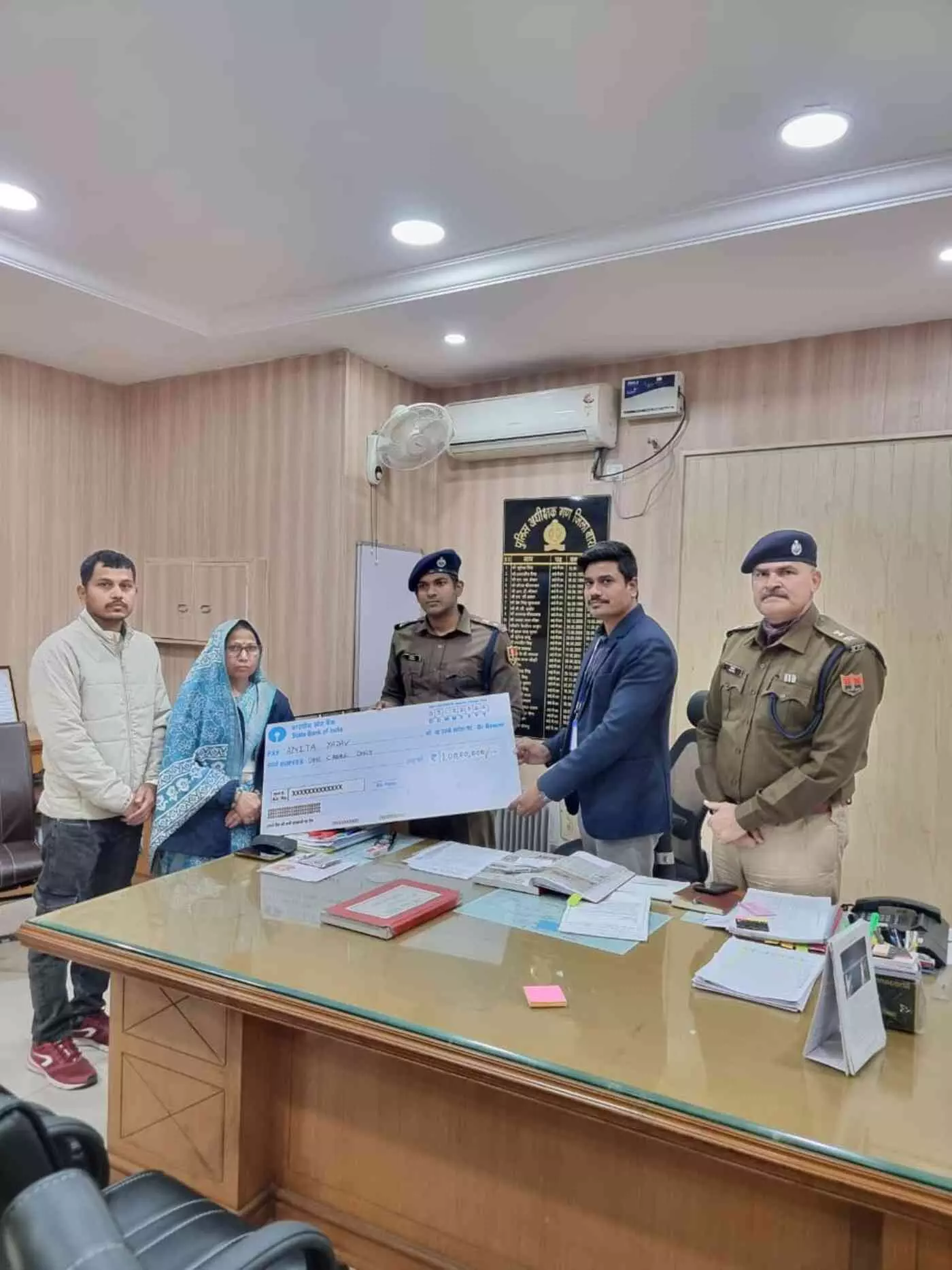 बारां: शहीद पुलिसकर्मी के परिवार को संबल, पुलिस सैलेरी पैकेज के तहत सौंपा गया एक करोड़ रुपये का चेक बारां: शहीद पुलिसकर्मी के परिवार को संबल, पुलिस सैलेरी पैकेज के तहत सौंपा गया एक करोड़ रुपये का चेक