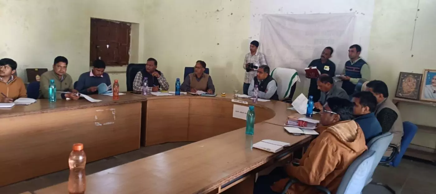 डूंगला: सहकारिता मंत्री गौतम दक ने ली अधिकारियों की समीक्षा बैठक, लंबित मामलों के त्वरित निस्तारण के दिए सख्त निर्देश डूंगला: सहकारिता मंत्री गौतम दक ने ली अधिकारियों की समीक्षा बैठक, लंबित मामलों के त्वरित निस्तारण के दिए सख्त निर्देश