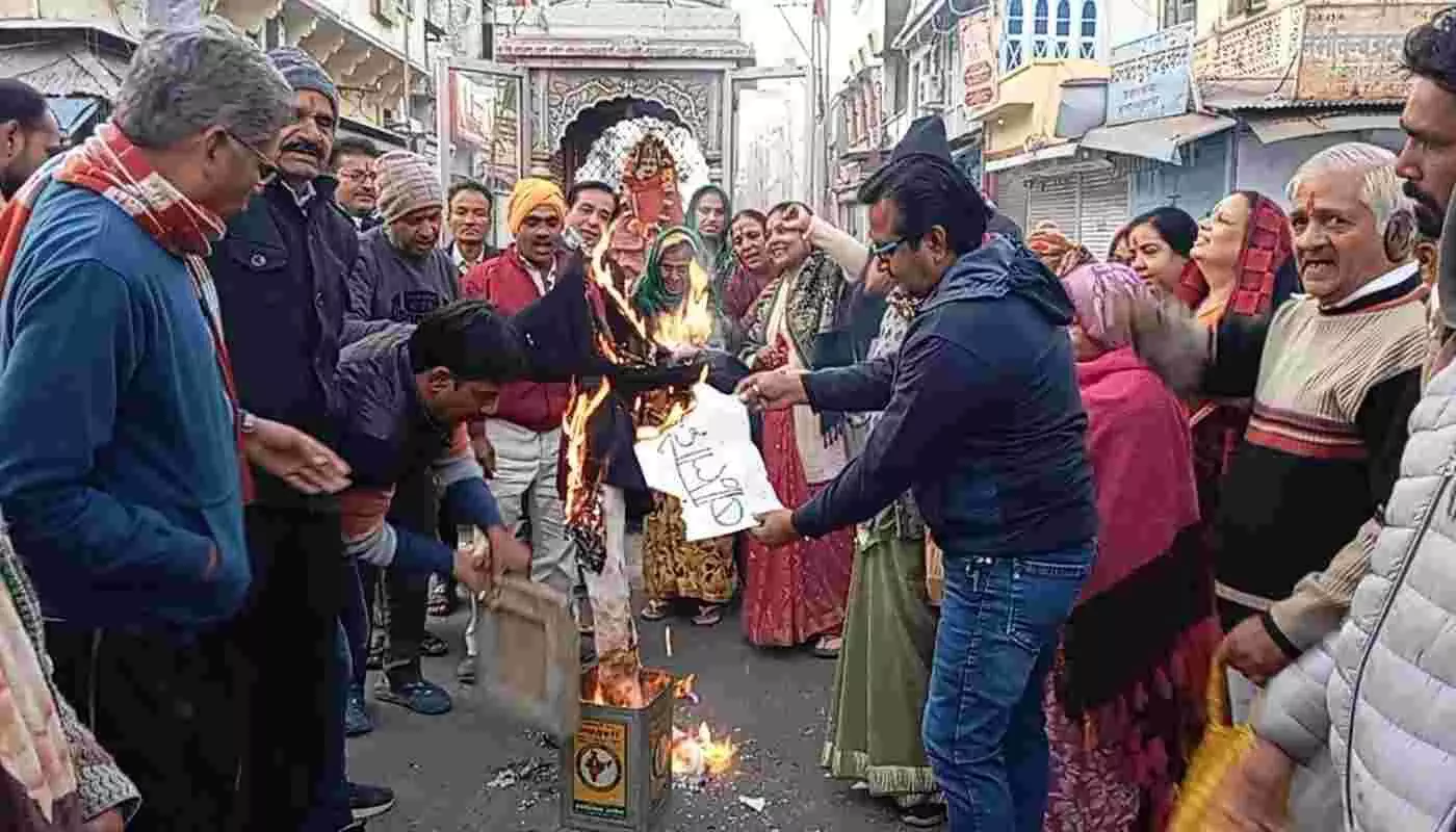 ब्यावर में बांग्लादेश सरकार के मुखिया का पुतला दहन, अल्पसंख्यक हिंदुओं पर अत्याचार के विरोध में महिला मंडल का जोरदार प्रदर्शन