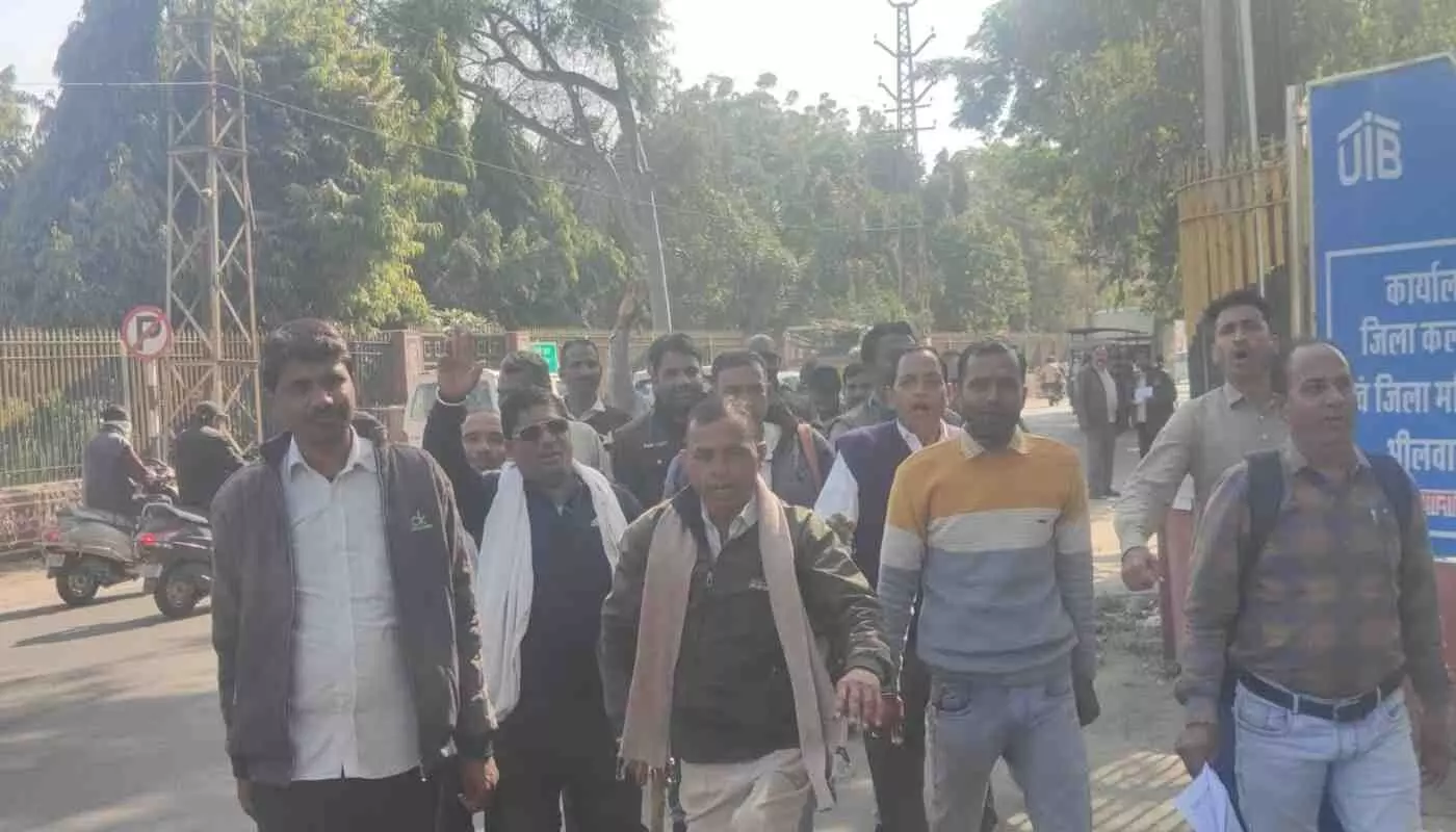 भीलवाड़ा: बजट घोषणा के बाद भी अटका नियमितीकरण, संविदा कर्मियों में बढ़ता आक्रोश भीलवाड़ा: बजट घोषणा के बाद भी अटका नियमितीकरण, संविदा कर्मियों में बढ़ता आक्रोश