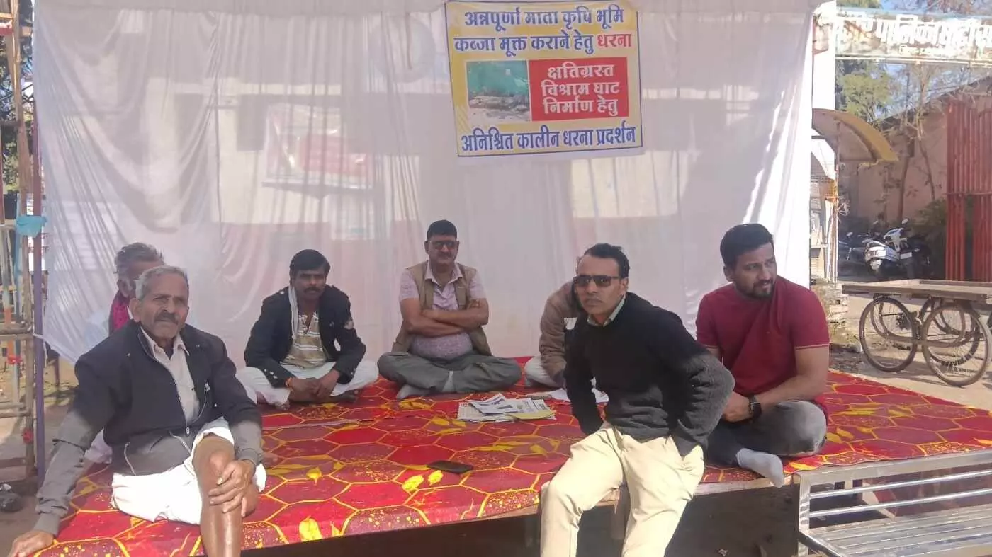 छोटीसादड़ी: अन्नपूर्णा माता मंदिर की भूमि अतिक्रमण मुक्त कराने की मांग को लेकर गांधी चौराहा पर अनिश्चितकालीन धरना शुरू छोटीसादड़ी: अन्नपूर्णा माता मंदिर की भूमि अतिक्रमण मुक्त कराने की मांग को लेकर गांधी चौराहा पर अनिश्चितकालीन धरना शुरू