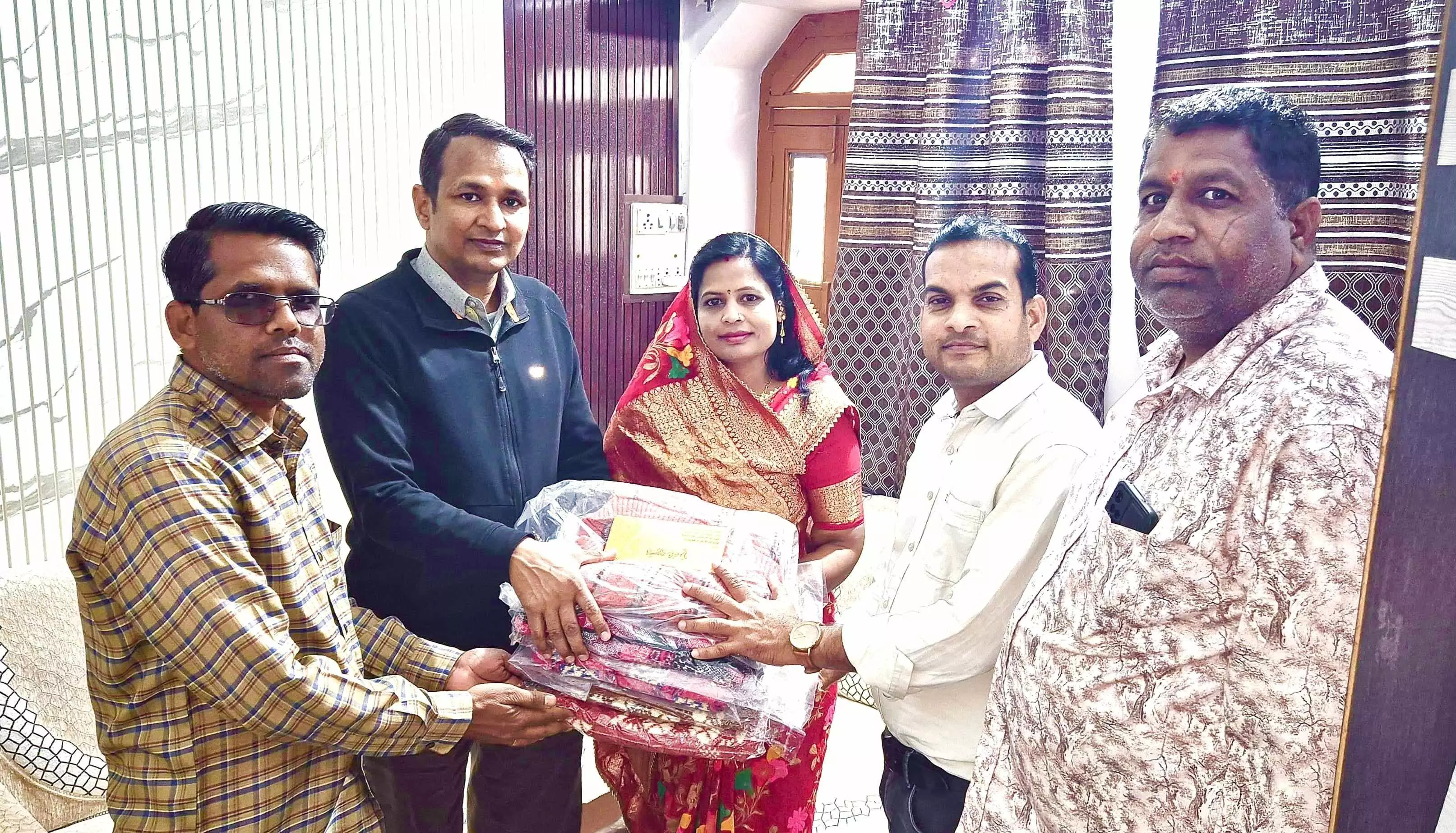छोटीसादड़ी में वस्त्रदान अभियान को मिला जनसमर्थन, जन्मदिन पर 101 ऊनी स्वेटर भेंट कर पेश की सेवा की मिसाल छोटीसादड़ी में वस्त्रदान अभियान को मिला जनसमर्थन, जन्मदिन पर 101 ऊनी स्वेटर भेंट कर पेश की सेवा की मिसाल