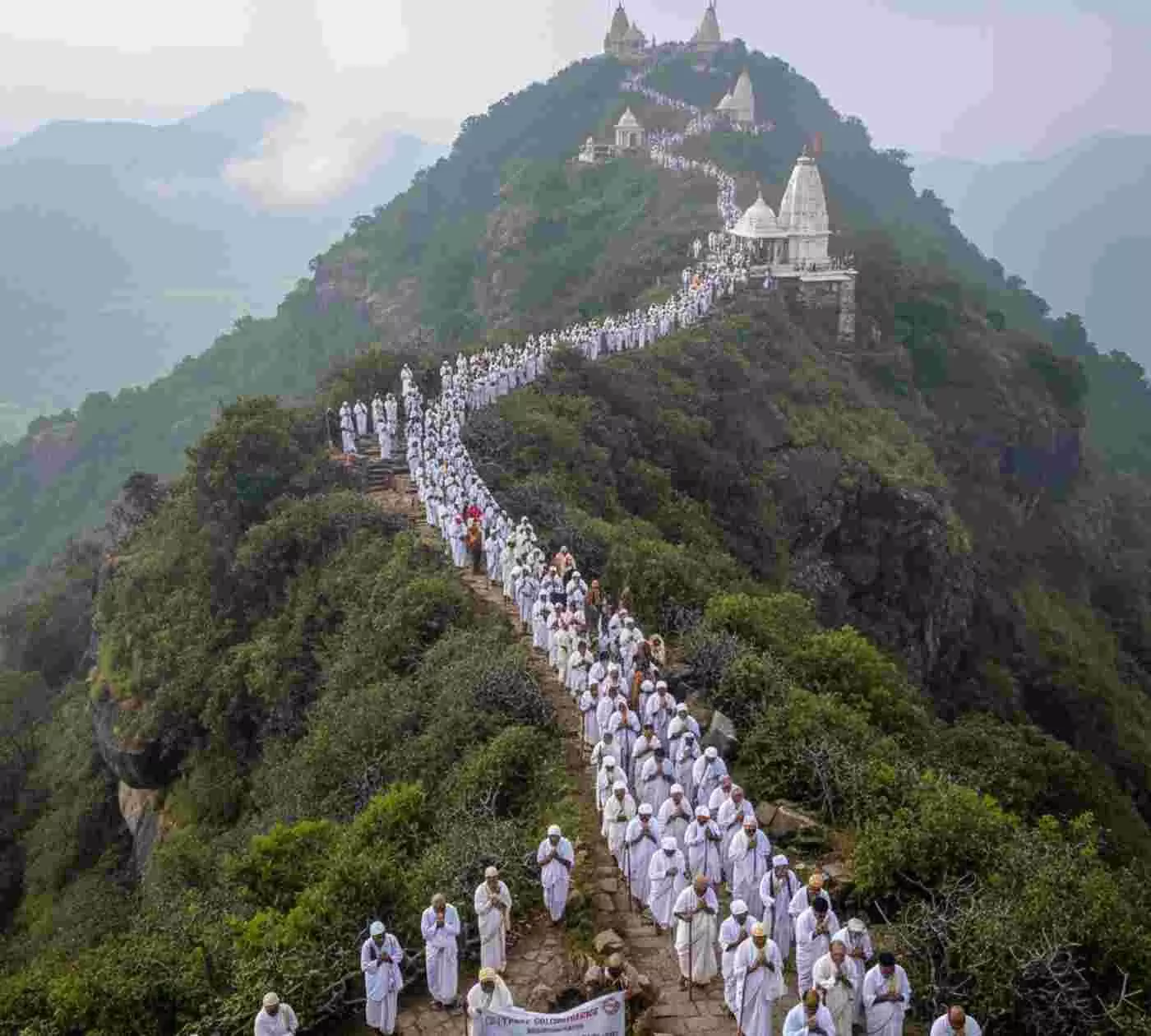 Ai generated image.उदयपुर: 350 यात्रियों ने संपन्न की श्री सम्मेद शिखर की दुर्गम जैन तीर्थ यात्रा Ai generated image.उदयपुर: 350 यात्रियों ने संपन्न की श्री सम्मेद शिखर की दुर्गम जैन तीर्थ यात्रा