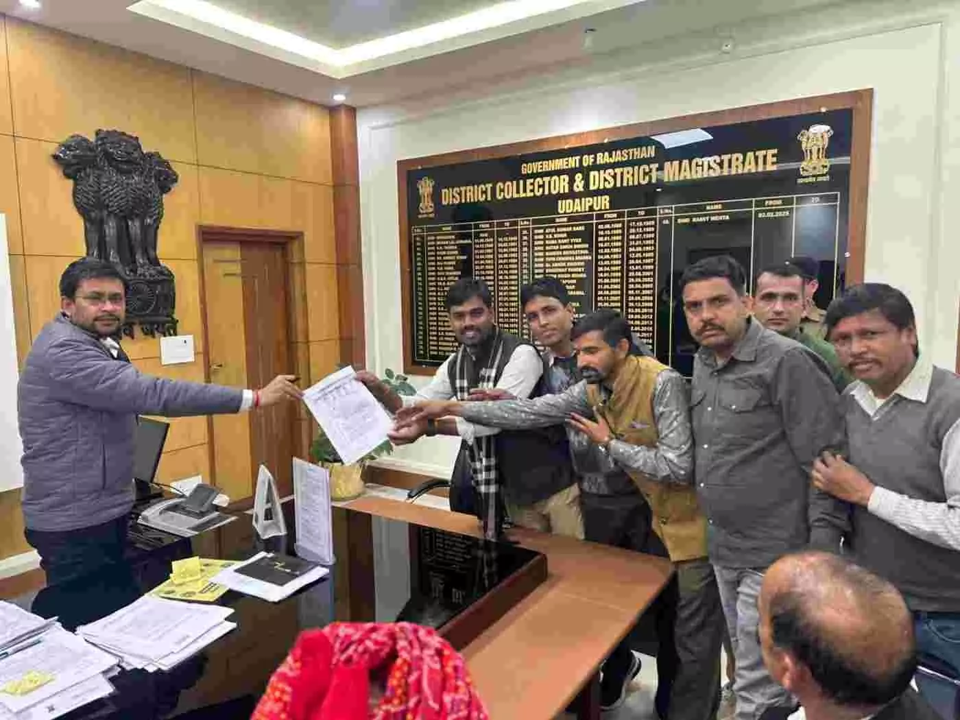 उदयपुर: पंचायत शिक्षक-विद्यालय सहायकों ने CM को सौंपा ज्ञापन, नियमितीकरण प्रक्रिया जल्द शुरू करने की मांग उदयपुर: पंचायत शिक्षक-विद्यालय सहायकों ने CM को सौंपा ज्ञापन, नियमितीकरण प्रक्रिया जल्द शुरू करने की मांग