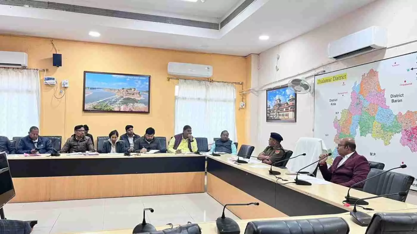 अलवर में जिला सड़क सुरक्षा समिति की बैठक: सड़क उपभोक्ताओं में 15% की कमी, भारी संख्या में सदस्यों के प्रवेश पर सख्त निर्देश