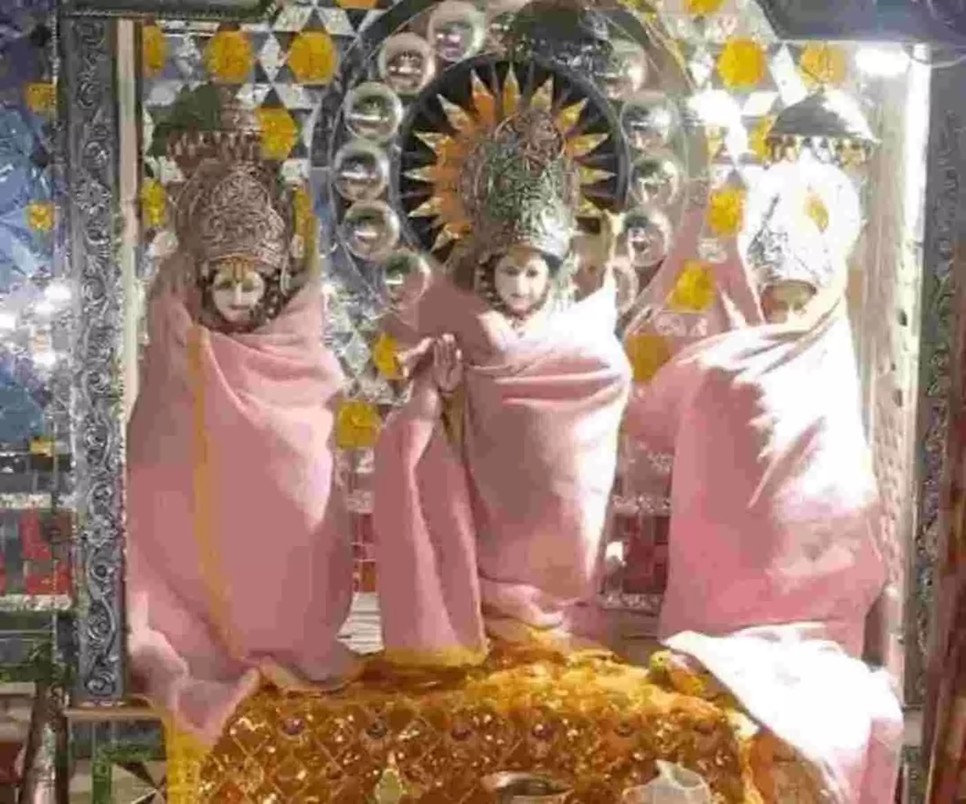 भीलवाड़ा में कड़ाके की ठंड: मंदिरों में भगवान के शयन की व्यवस्था बदली, भक्तों में भक्ति की आंच बरकरार भीलवाड़ा में कड़ाके की ठंड: मंदिरों में भगवान के शयन की व्यवस्था बदली, भक्तों में भक्ति की आंच बरकरार
