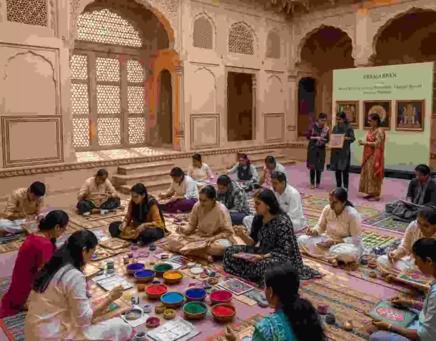 उदयपुर में सिटी पैलेस म्यूजियम में आयोजित झरोखा पेंटिंग वर्कशॉप ने कला प्रेमियों को किया मंत्रमुग्ध उदयपुर में सिटी पैलेस म्यूजियम में आयोजित झरोखा पेंटिंग वर्कशॉप ने कला प्रेमियों को किया मंत्रमुग्ध