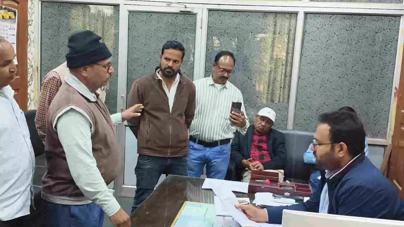 प्रतापगढ़: ओसिया विहार कॉलोनी में जर्जर सड़क, मोहल्लेवासियों ने नगर परिषद में सौंपा ज्ञापन