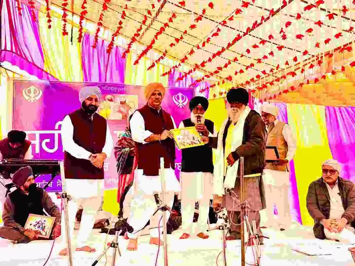 डीग: सद्भावना और सेवा का संदेश—गुरुद्वारा टिब्बा साहब में लंगर पकाते दिखे गृह राज्य मंत्री जवाहर सिंह बेढ़म डीग: सद्भावना और सेवा का संदेश—गुरुद्वारा टिब्बा साहब में लंगर पकाते दिखे गृह राज्य मंत्री जवाहर सिंह बेढ़म