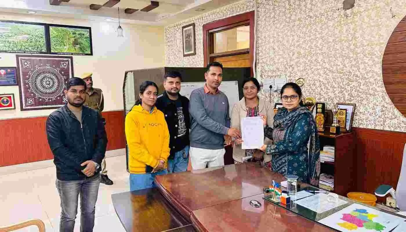 प्रतापगढ़: फार्मासिस्ट पदों की कमी को लेकर जिला कलेक्टर को ज्ञापन सौंपा गया प्रतापगढ़: फार्मासिस्ट पदों की कमी को लेकर जिला कलेक्टर को ज्ञापन सौंपा गया