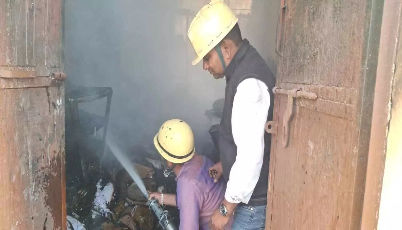 ब्यावर: जिला परिवहन अधिकारी कार्यालय में भीषण आग, महत्वपूर्ण अभिलेख झुलसकर नष्ट ब्यावर: जिला परिवहन अधिकारी कार्यालय में भीषण आग, महत्वपूर्ण अभिलेख झुलसकर नष्ट