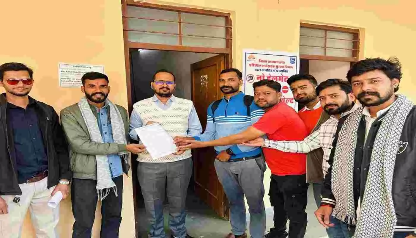 सलूंबर में आधार सेवाओं के निजीकरण का विरोध, ऑपरेटर्स ने मुख्यमंत्री को ज्ञापन सौंपा