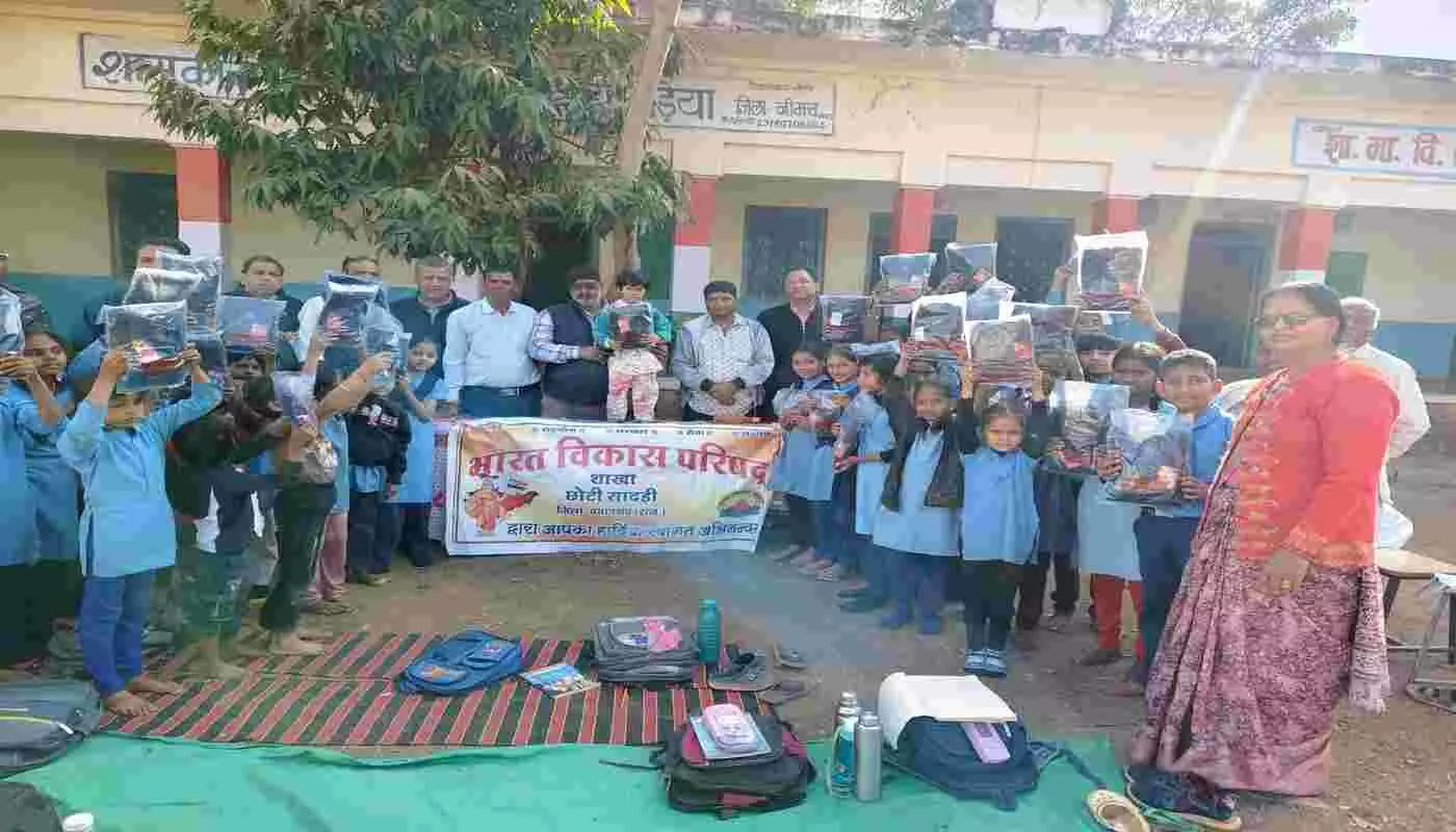 छोटी सादड़ी में भामाशाहों के सहयोग से सरकारी स्कूल में बच्चों को स्वेटर की गर्माहट छोटी सादड़ी में भामाशाहों के सहयोग से सरकारी स्कूल में बच्चों को स्वेटर की गर्माहट