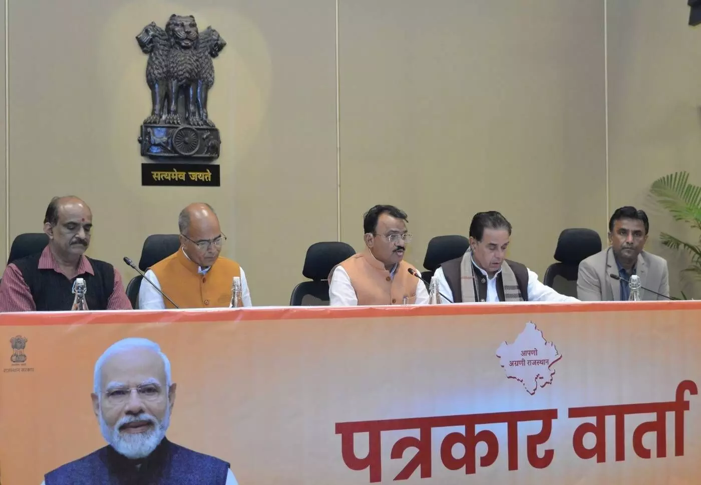 जयपुर में मंत्रिमंडल की ऐतिहासिक बैठक: वाहन स्क्रैपिंग नीति-2025 से लेकर एआई एमएल पॉलिसी-2026 तक बड़े फैसले जयपुर में मंत्रिमंडल की ऐतिहासिक बैठक: वाहन स्क्रैपिंग नीति-2025 से लेकर एआई एमएल पॉलिसी-2026 तक बड़े फैसले