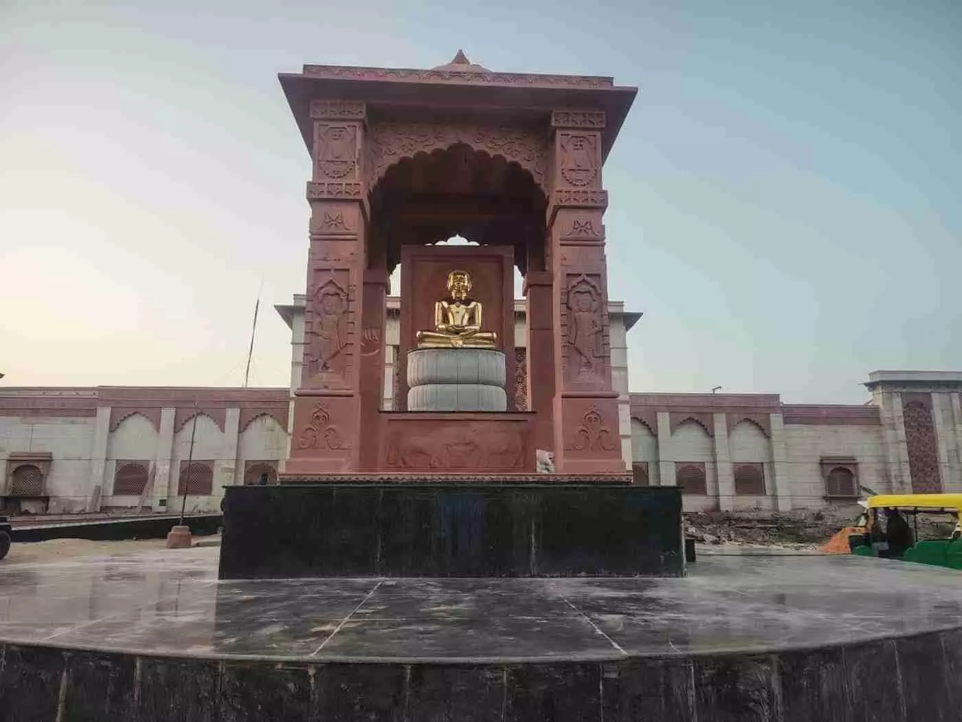 श्री महावीर जी रेलवे स्टेशन: बंसी पहाड़पुर के पत्थरों से निर्मित भव्य छतरी में विराजे भगवान महावीर, अमृत भारत योजना से बदला स्टेशन का स्वरूप