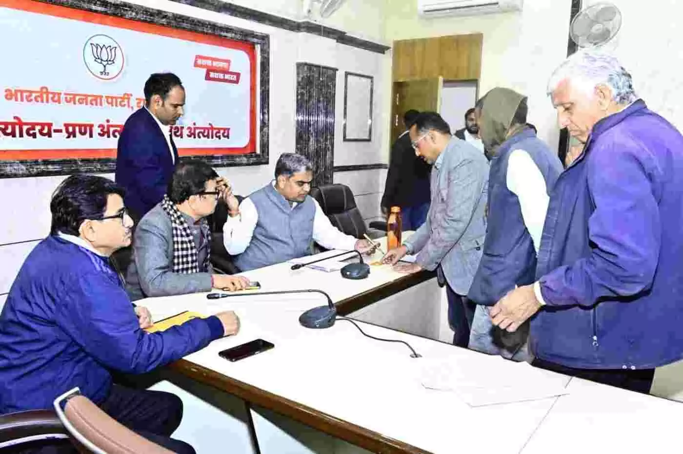 जयपुर में भाजपा कार्यकर्ता सुनवाई: गौतम दक ने समस्याओं का किया त्वरित निस्तारण जयपुर में भाजपा कार्यकर्ता सुनवाई: गौतम दक ने समस्याओं का किया त्वरित निस्तारण
