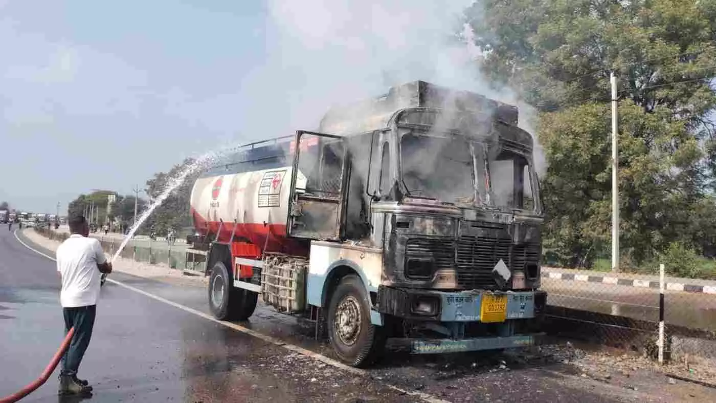 उदयपुर: घणोली के पास खाली पेट्रोल टैंकर में शॉर्ट सर्किट से भीषण आग, चालक-खलासी ने कूदकर बचाई जान उदयपुर: घणोली के पास खाली पेट्रोल टैंकर में शॉर्ट सर्किट से भीषण आग, चालक-खलासी ने कूदकर बचाई जान