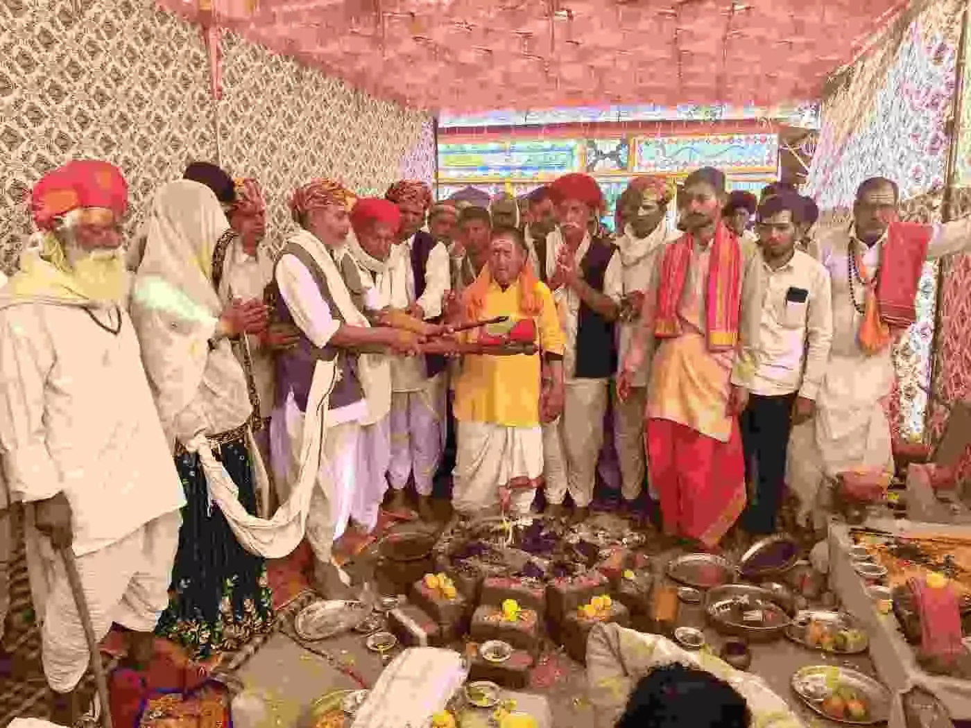 उदयपुर: वैदिक मंत्रोच्चार के साथ इंटाली स्थित ताकाजी बावजी मंदिर में पांच दिवसीय धार्मिक अनुष्ठान भव्य रूप से संपन्न उदयपुर: वैदिक मंत्रोच्चार के साथ इंटाली स्थित ताकाजी बावजी मंदिर में पांच दिवसीय धार्मिक अनुष्ठान भव्य रूप से संपन्न