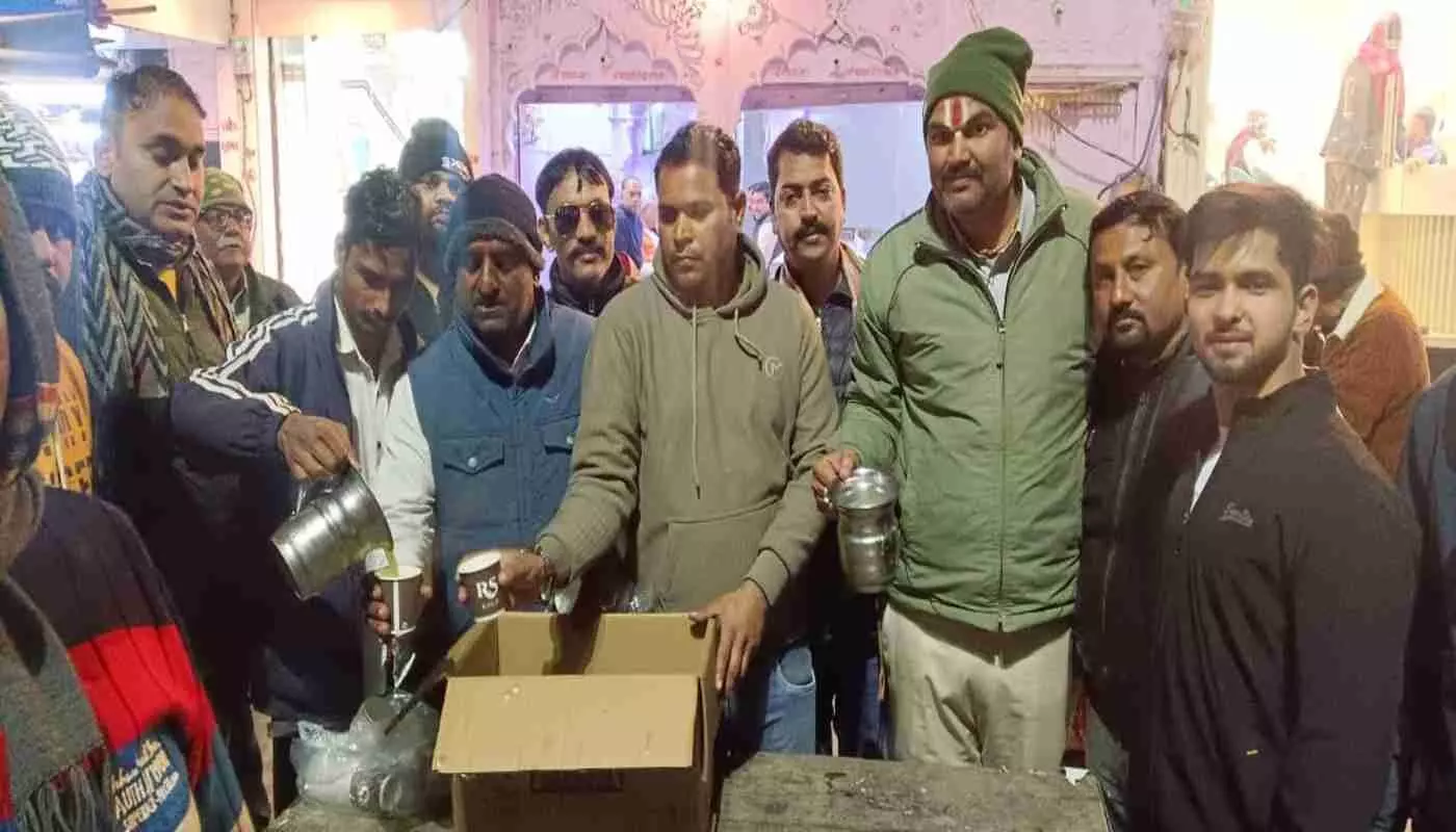 भरतपुर में नववर्ष पूर्व संध्या पर भाजपा कार्यकर्ताओं ने युवाओं को पिलाया केसरिया दूध, नशा मुक्ति का संदेश दिया