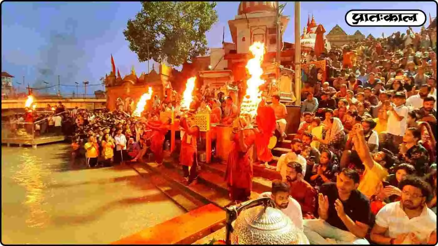 नववर्ष की पूर्व संध्या पर हरिद्वार में गंगा आरती में श्रद्धालुओं का भारी सैलाब नववर्ष की पूर्व संध्या पर हरिद्वार में गंगा आरती में श्रद्धालुओं का भारी सैलाब