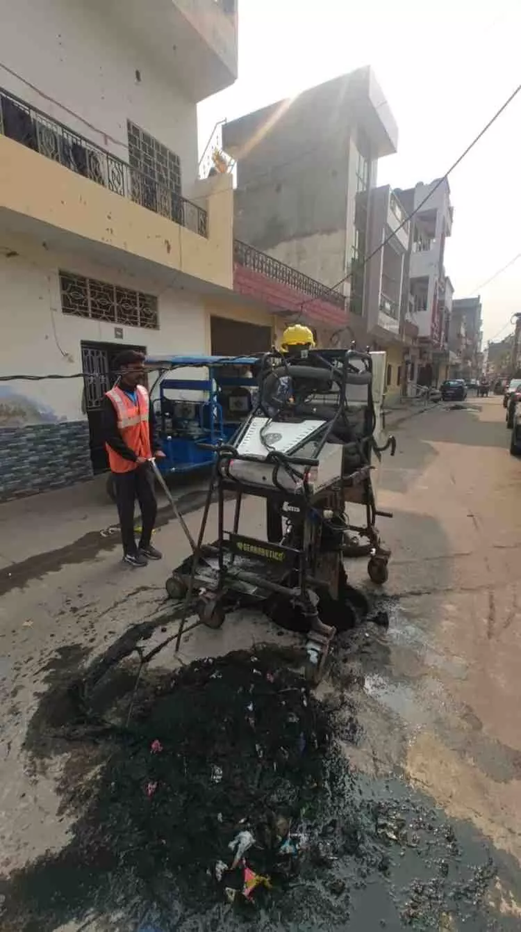 जयपुर: हवामहल जोन के वार्ड 135 में आधुनिक रोबोट तकनीक से खुली बंद सीवर लाइन,