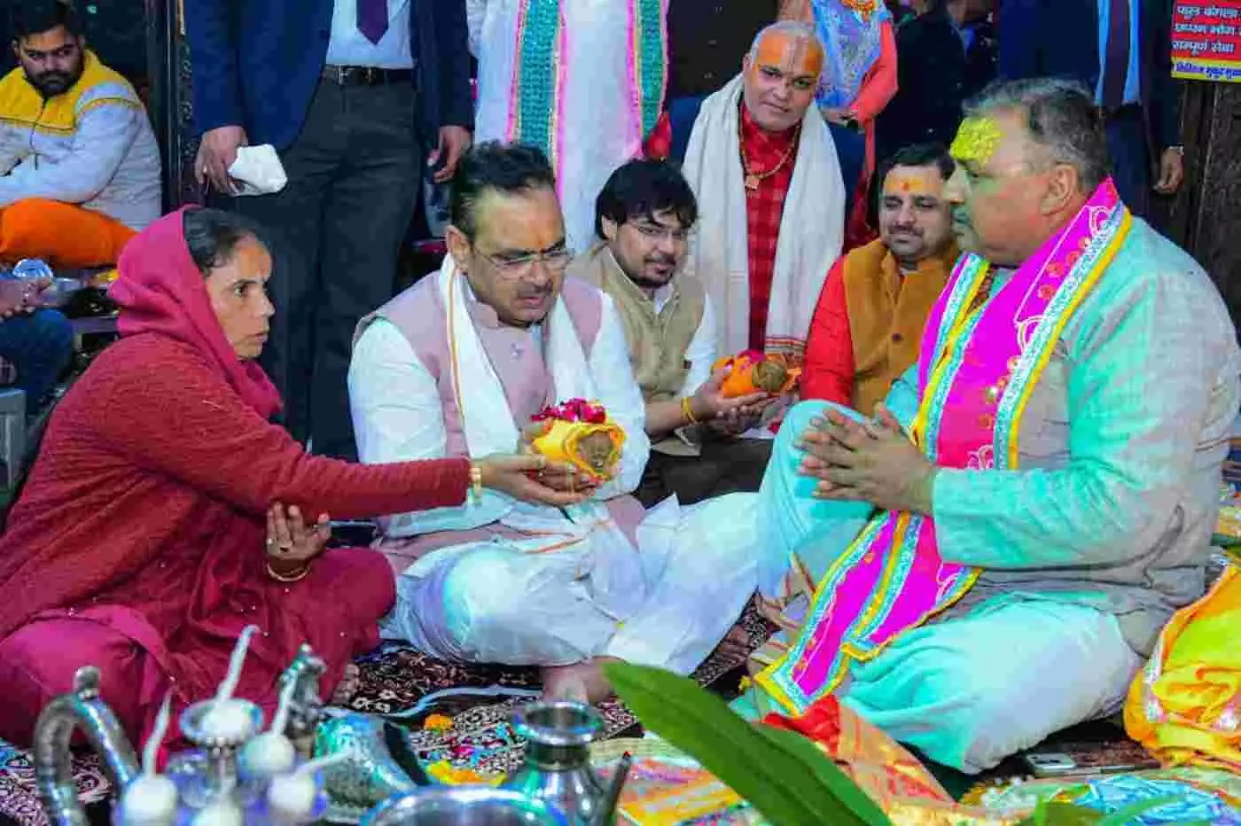 डीग: मुख्यमंत्री भजनलाल शर्मा ने श्रीनाथजी मंदिर में सपरिवार पूजा कर गोवर्धन परिक्रमा की,