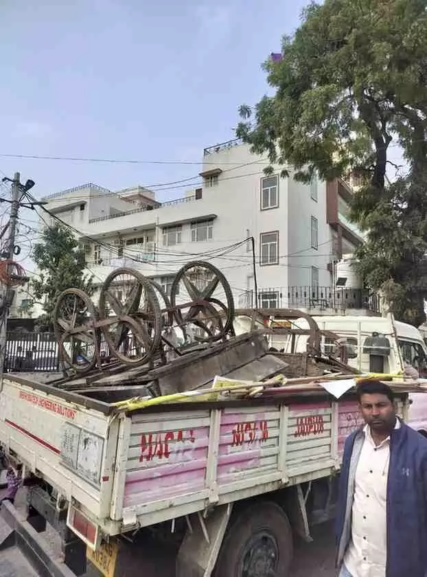 जयपुर में नगर निगम का बड़ा एक्शन: सड़कों पर पसरे अतिक्रमण पर चला निगम का पंजा, भारी जुर्माने के साथ सामान जब्त जयपुर में नगर निगम का बड़ा एक्शन: सड़कों पर पसरे अतिक्रमण पर चला निगम का पंजा, भारी जुर्माने के साथ सामान जब्त