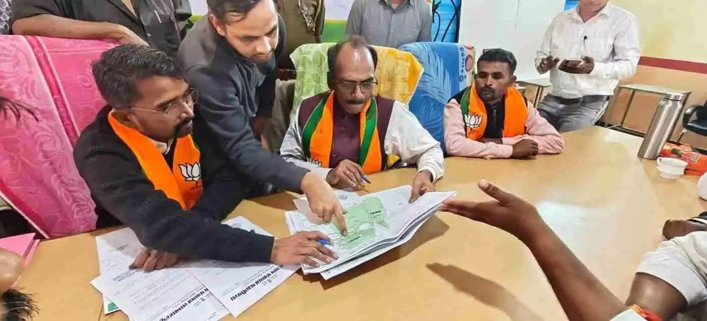कोटड़ा: जनसमस्याओं के समाधान के लिए मैदान में उतरे सांसद मन्नालाल रावत, अधिकारियों को दिए त्वरित कार्रवाई के सख्त निर्देश कोटड़ा: जनसमस्याओं के समाधान के लिए मैदान में उतरे सांसद मन्नालाल रावत, अधिकारियों को दिए त्वरित कार्रवाई के सख्त निर्देश
