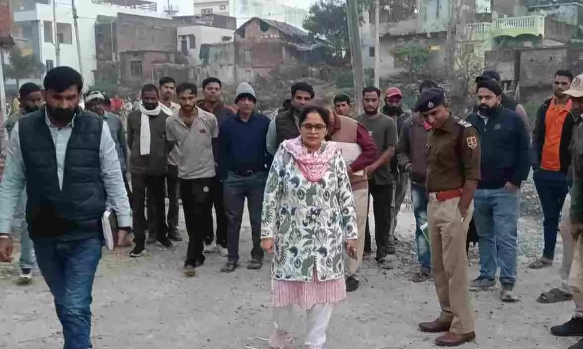 प्रतापगढ़: जिला कलेक्टर डॉ. अंजलि राजोरिया ने धमोतर दरवाजा नाले और कोतवाली थाने का किया औचक निरीक्षण, व्यवस्थाओं को सुधारने के कड़े निर्देश
