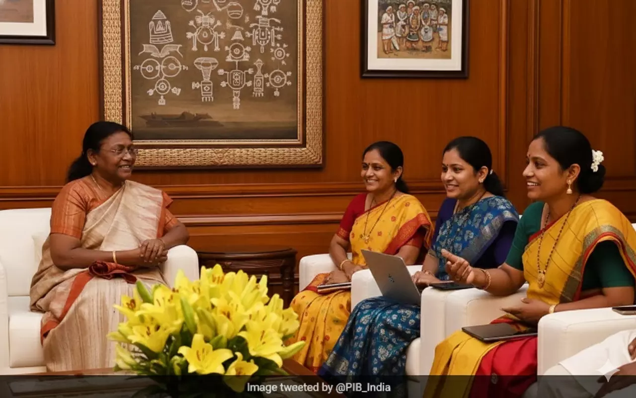 मुर्मू की मार्मिक अपील: क्या शिक्षित आदिवासी वर्ग निभाएगा अपनी जिम्मेदारी? सरकारी योजनाओं को घर-घर पहुंचाने के लिए कौन बढ़ाएगा कदम? मुर्मू की मार्मिक अपील: क्या शिक्षित आदिवासी वर्ग निभाएगा अपनी जिम्मेदारी? सरकारी योजनाओं को घर-घर पहुंचाने के लिए कौन बढ़ाएगा कदम?