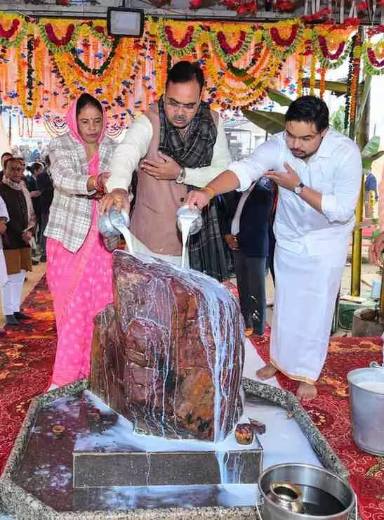 मुख्यमंत्री भजनलाल शर्मा ने श्रीनाथजी के चरणों में सिर झुकाकर राज्य की समृद्धि के लिए पंचामृत अभिषेक किया। मुख्यमंत्री भजनलाल शर्मा ने श्रीनाथजी के चरणों में सिर झुकाकर राज्य की समृद्धि के लिए पंचामृत अभिषेक किया।