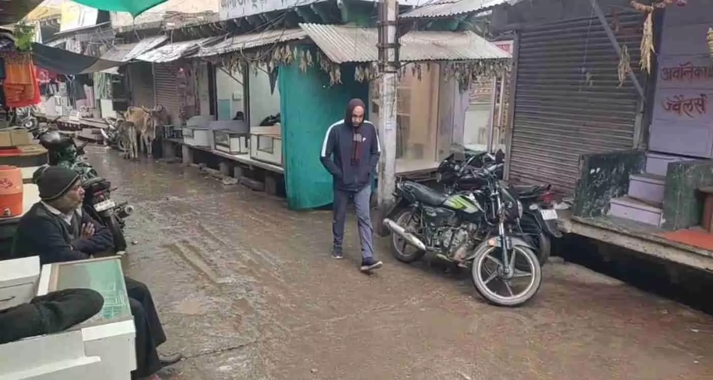बयाना: नववर्ष की पहली फुहारों ने बढ़ाई ठिठुरन, कड़ाके की सर्दी और कीचड़ से थमा जनजीवन का पहिया
