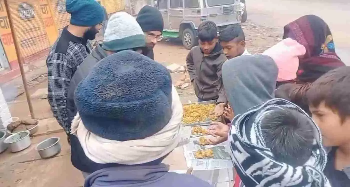बयाना में सादगी और सेवा के साथ हुआ नववर्ष का आगाज, पकोड़े बांटकर पेश की भाईचारे की मिसाल