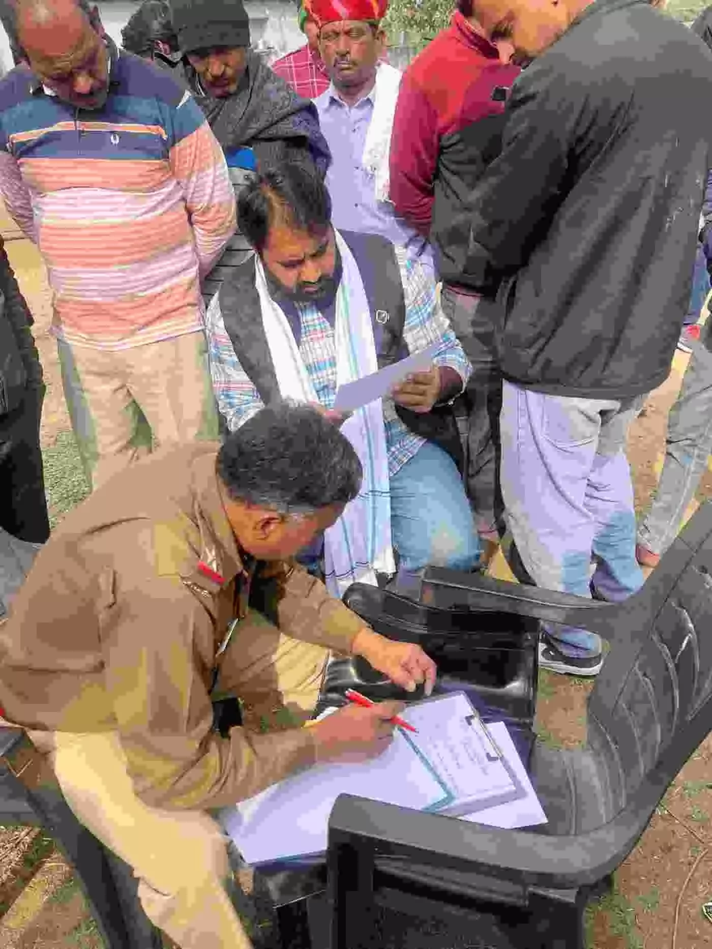 जैतारण: मध्यरात्रि में मौत बनकर गिरी 11 केवी की लाइन, 17 बेजुबानों की दर्दनाक मौत से पसरा मातम जैतारण: मध्यरात्रि में मौत बनकर गिरी 11 केवी की लाइन, 17 बेजुबानों की दर्दनाक मौत से पसरा मातम