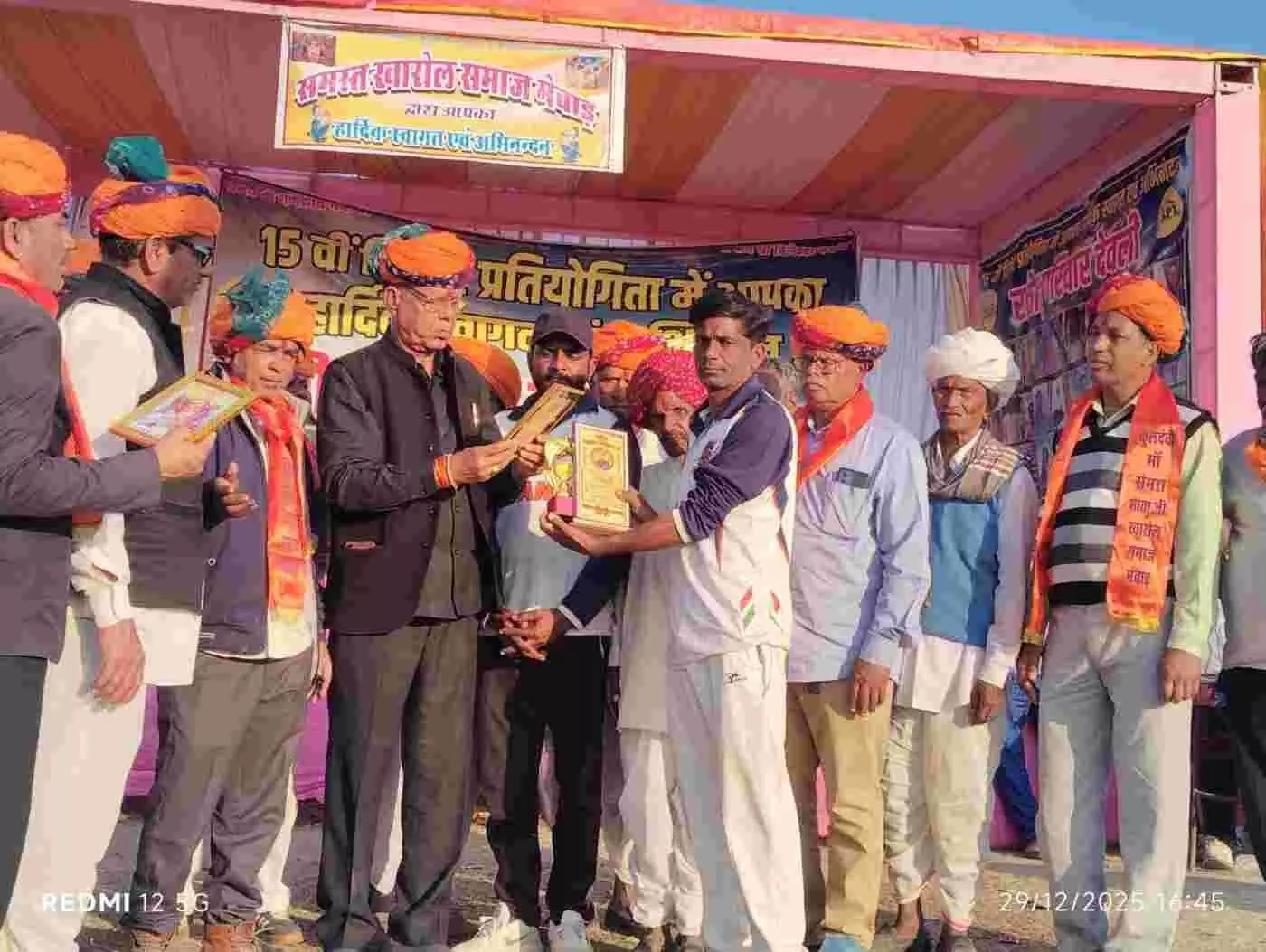 डूंगला में मेवाड़ खारोल समाज की 15वीं खेलकूद प्रतियोगिता संपन्न: रोमांचक फाइनल में ईडरा ए ने मारी बाजी, ताणा को मिला उपविजेता का सम्मान डूंगला में मेवाड़ खारोल समाज की 15वीं खेलकूद प्रतियोगिता संपन्न: रोमांचक फाइनल में ईडरा ए ने मारी बाजी, ताणा को मिला उपविजेता का सम्मान