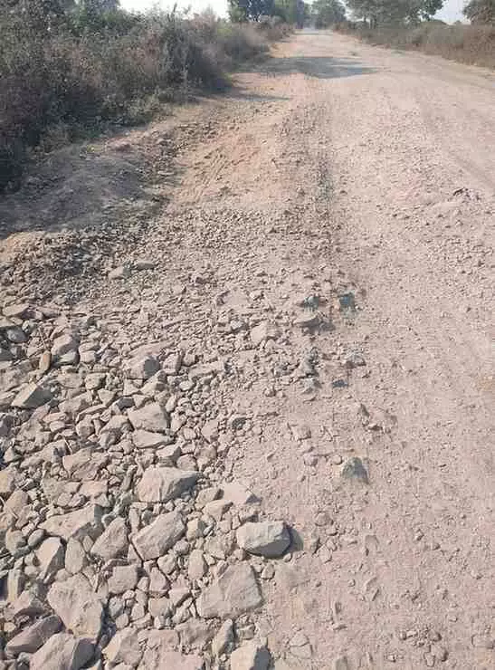 चंद्रपुर: गडचांदूर–सिद्धेश्वर मार्ग बना यमलोक का रास्ता, जर्जर सड़क दे रही बड़े हादसों को दावत चंद्रपुर: गडचांदूर–सिद्धेश्वर मार्ग बना यमलोक का रास्ता, जर्जर सड़क दे रही बड़े हादसों को दावत