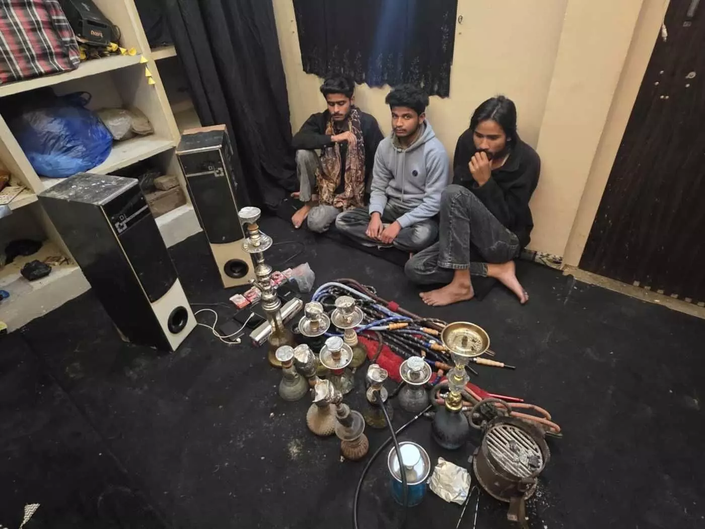 टोंक में नशे के काले कारोबार पर पुलिस का वज्रपात: जखीरा कॉलोनी में अवैध हुक्का बार का भंडाफोड़, तीन गिरफ्तार टोंक में नशे के काले कारोबार पर पुलिस का वज्रपात: जखीरा कॉलोनी में अवैध हुक्का बार का भंडाफोड़, तीन गिरफ्तार