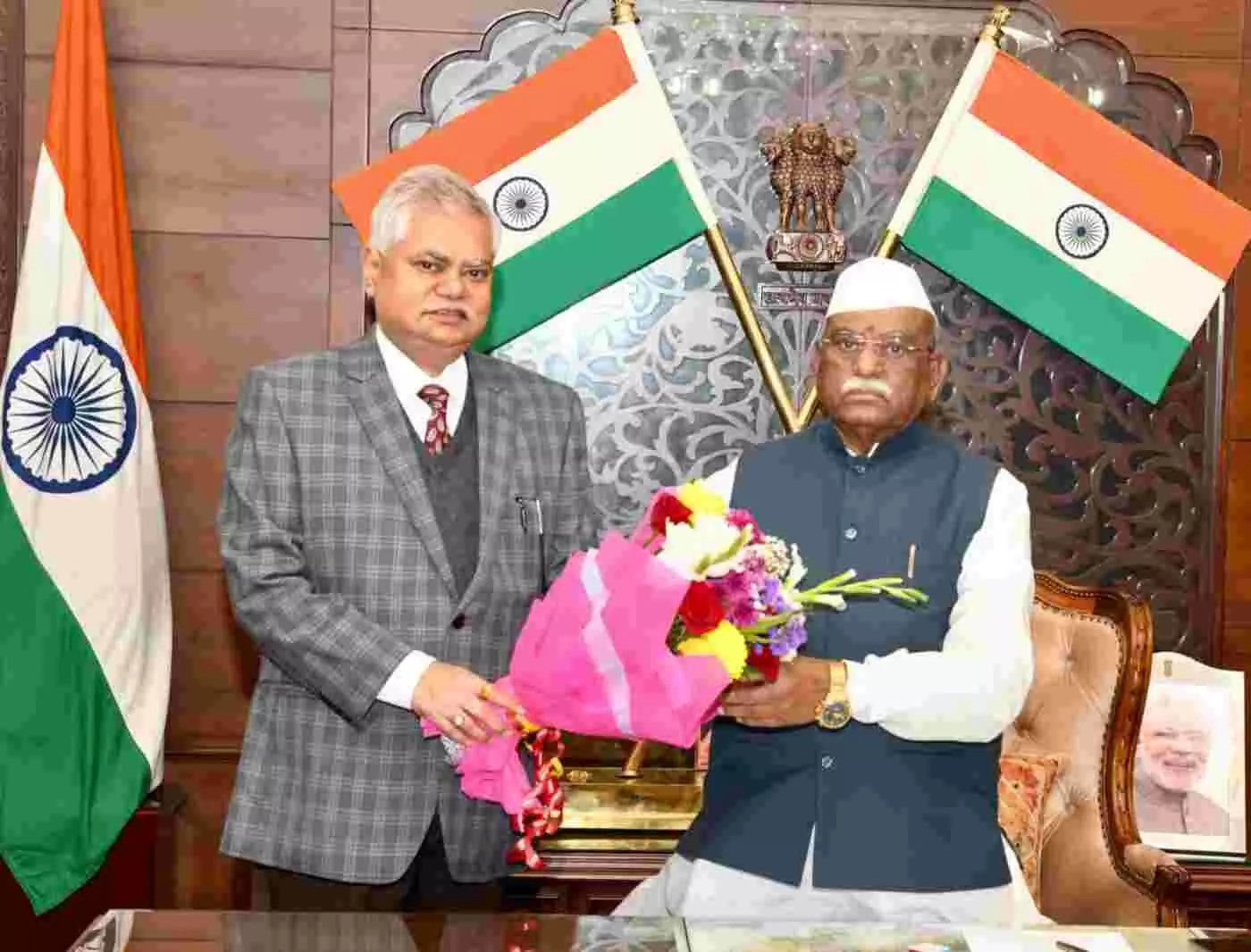 जयपुर: राज्यपाल हरिभाऊ बागडे से मिले राज्य निर्वाचन आयुक्त राजेश्वर सिंह, नव वर्ष की दीं शुभकामनाएँ