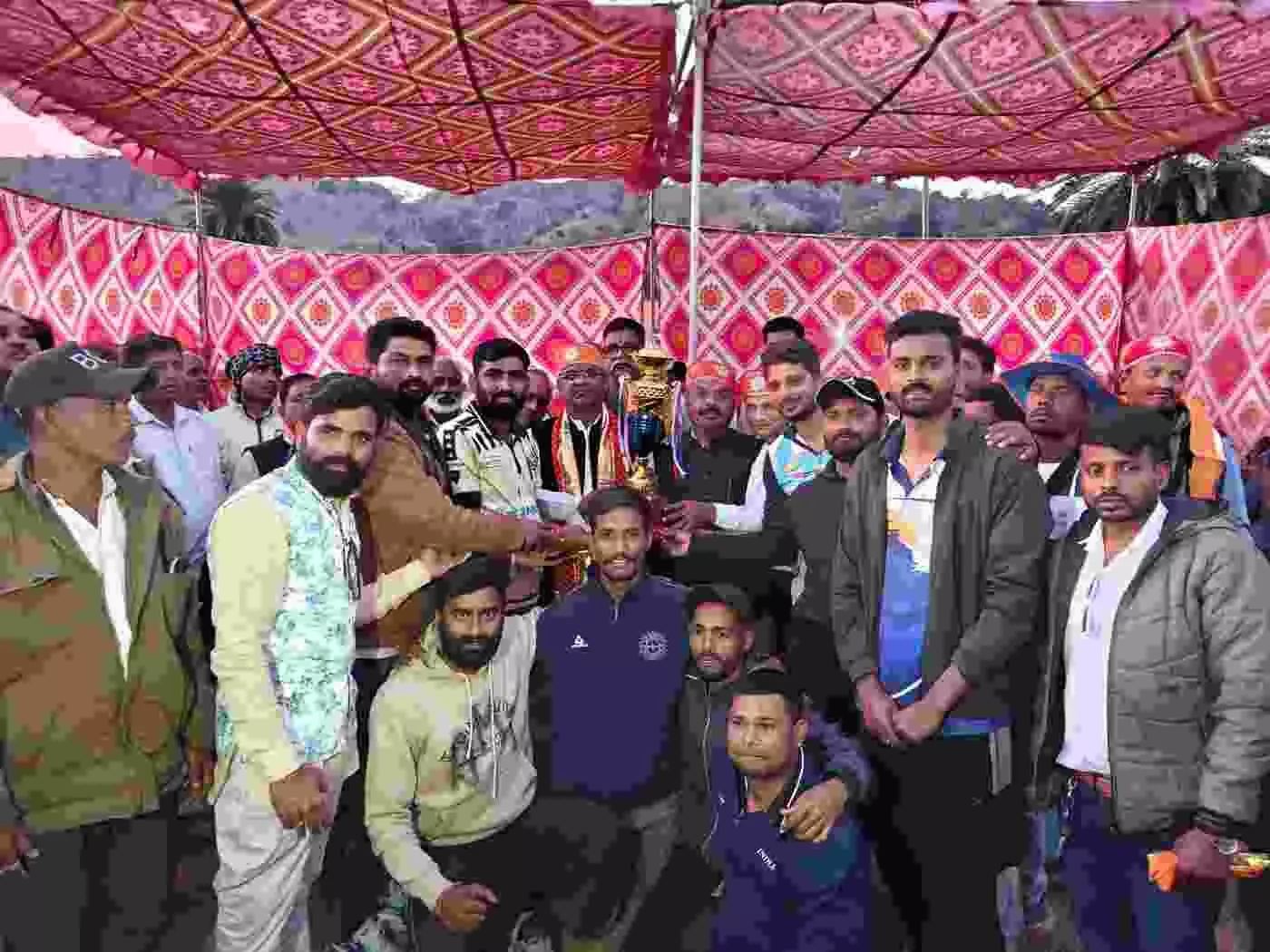 मादड़ी में महाकाली झाड़ोल का ऐतिहासिक धमाका: 10 विकेट से फाइनल जीतकर चूमा खिताबी सफलता का आसमान मादड़ी में महाकाली झाड़ोल का ऐतिहासिक धमाका: 10 विकेट से फाइनल जीतकर चूमा खिताबी सफलता का आसमान