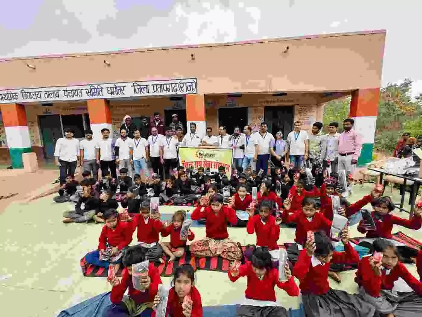 छोटीसादड़ी: मानवता की गर्माहट से थमी शीतलहर, रॉयल ग्रुप ने 540 बच्चों को भेंट किए स्वेटर छोटीसादड़ी: मानवता की गर्माहट से थमी शीतलहर, रॉयल ग्रुप ने 540 बच्चों को भेंट किए स्वेटर