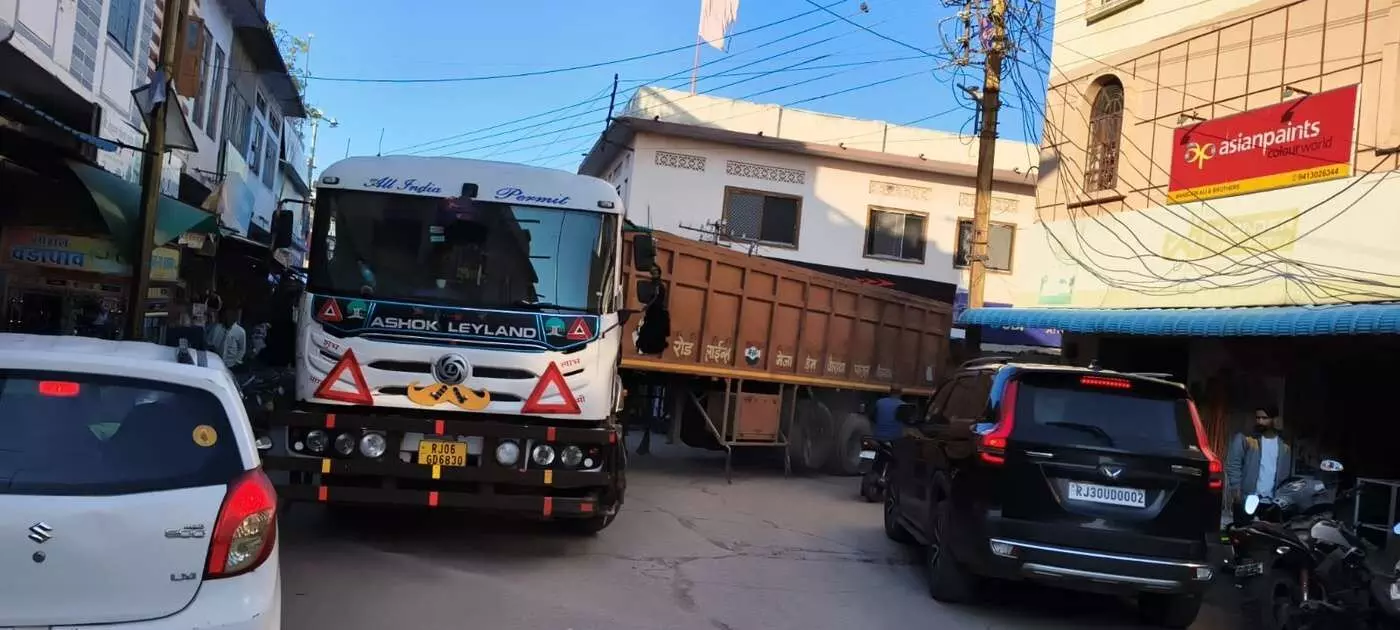 आमेट में भारी वाहनों के तांडव से थमी रफ्तार: संकरी सड़कों पर रेंगती जिंदगी और मंडराता मौत का साया आमेट में भारी वाहनों के तांडव से थमी रफ्तार: संकरी सड़कों पर रेंगती जिंदगी और मंडराता मौत का साया