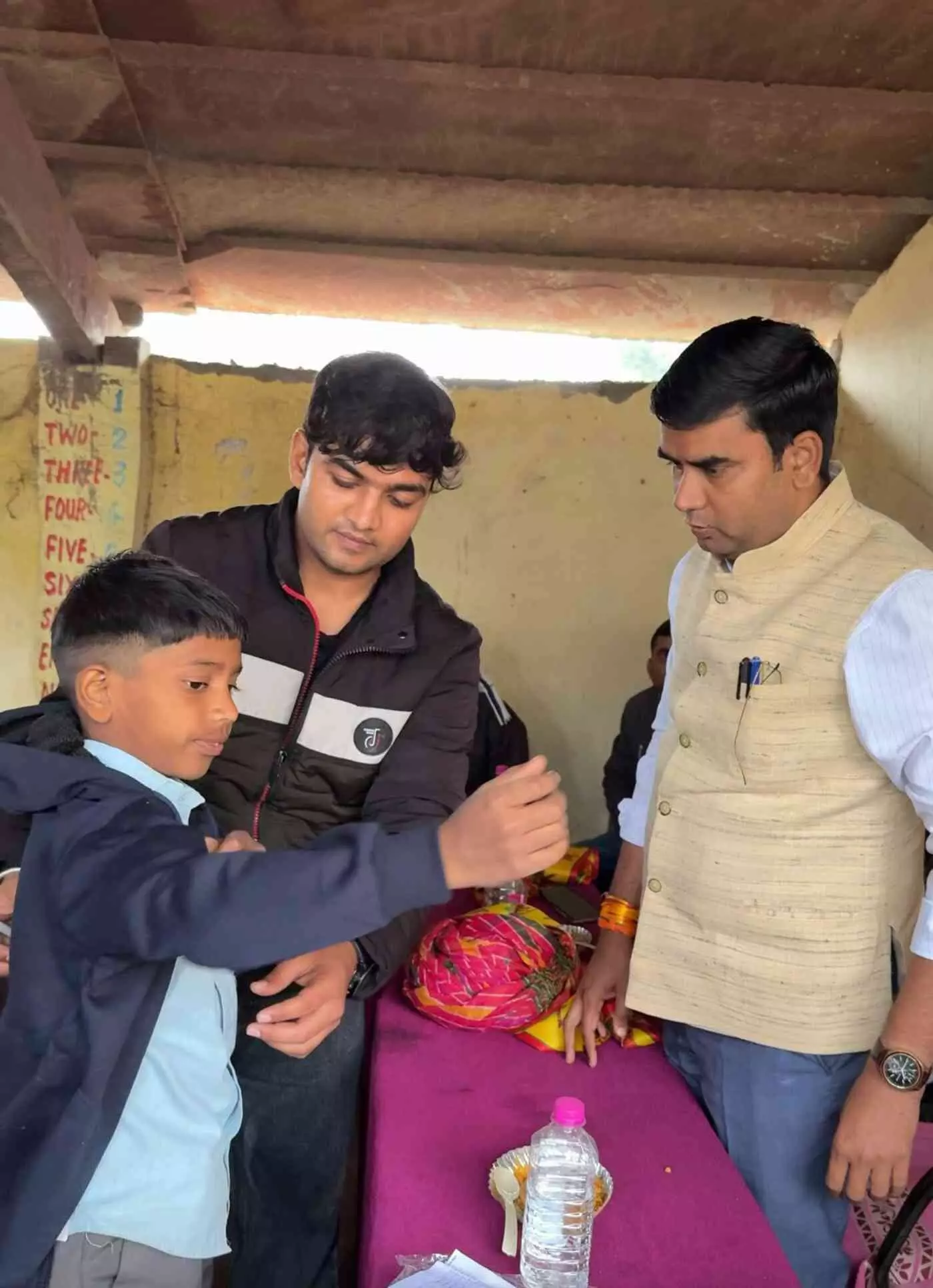 हिंडौन: कर्तव्य की अनूठी मिसाल, कड़कड़ाती ठंड में शिक्षक ने अपने खर्च पर संवारा 180 नौनिहालों का भविष्य