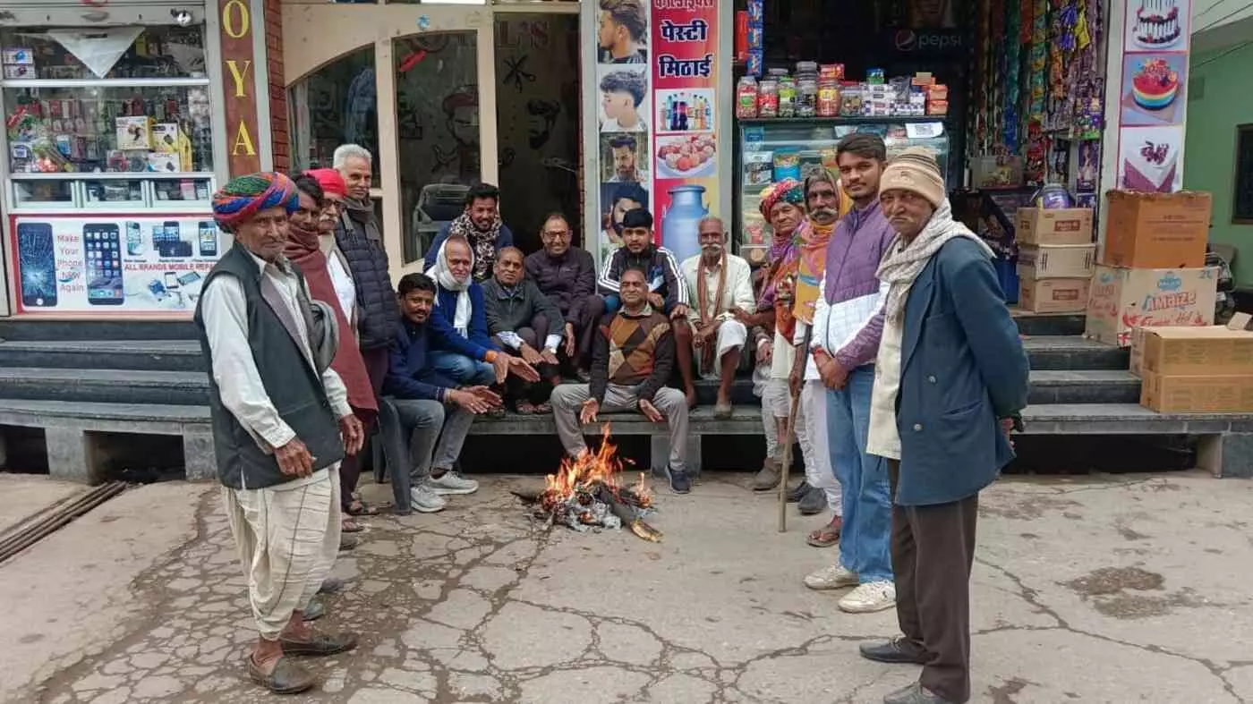 खेरोदा में हाड़ कंपाने वाली ठंड का तांडव: घने कोहरे और शीतलहर ने थामी रफ्तार, अलाव बने ग्रामीणों का सुरक्षा कवच खेरोदा में हाड़ कंपाने वाली ठंड का तांडव: घने कोहरे और शीतलहर ने थामी रफ्तार, अलाव बने ग्रामीणों का सुरक्षा कवच