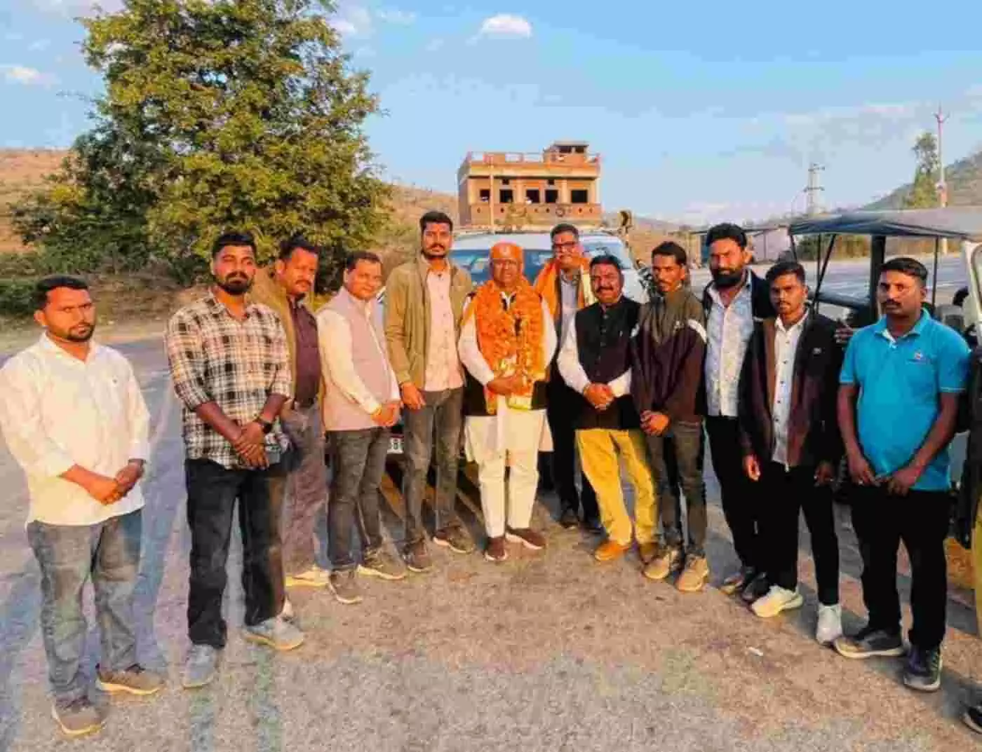 उदयपुर: झाड़ोल में रघुवीर सिंह मीणा का भव्य अभिनंदन, अमर सिंह झाला के नेतृत्व में उमड़ा जनसैलाब उदयपुर: झाड़ोल में रघुवीर सिंह मीणा का भव्य अभिनंदन, अमर सिंह झाला के नेतृत्व में उमड़ा जनसैलाब