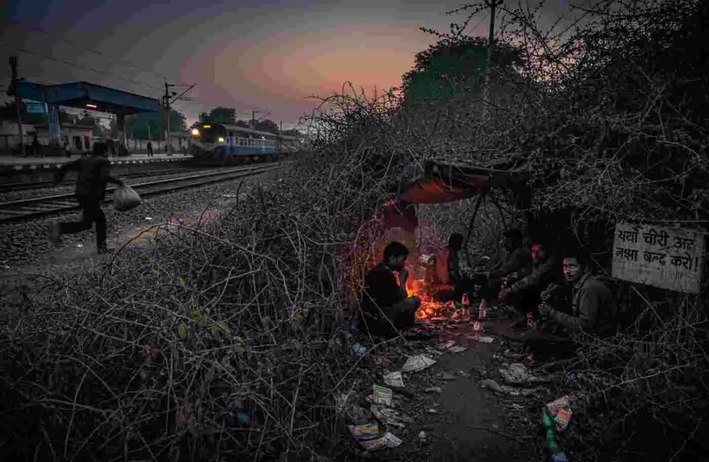 Ai generated image-नोहर रेलवे स्टेशन के पूर्वी छोर पर नशेड़ियों और चोरों का कब्जा, घनी झाड़ियों की आड़ में पनप रहा अपराध का गढ़