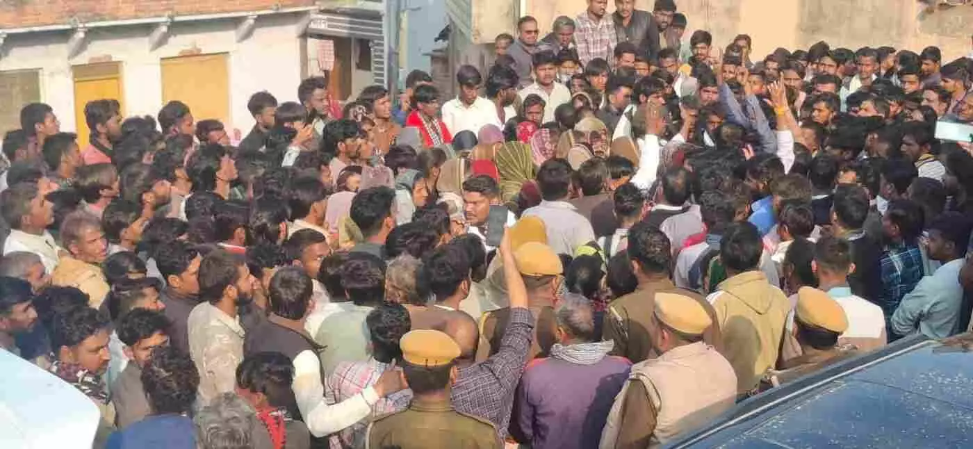 चित्तौड़गढ़: युवक की मौत पर भड़का आक्रोश, प्रशासन के साथ मैराथन वार्ता और कड़ी शर्तों के बाद हुआ अंतिम संस्कार चित्तौड़गढ़: युवक की मौत पर भड़का आक्रोश, प्रशासन के साथ मैराथन वार्ता और कड़ी शर्तों के बाद हुआ अंतिम संस्कार