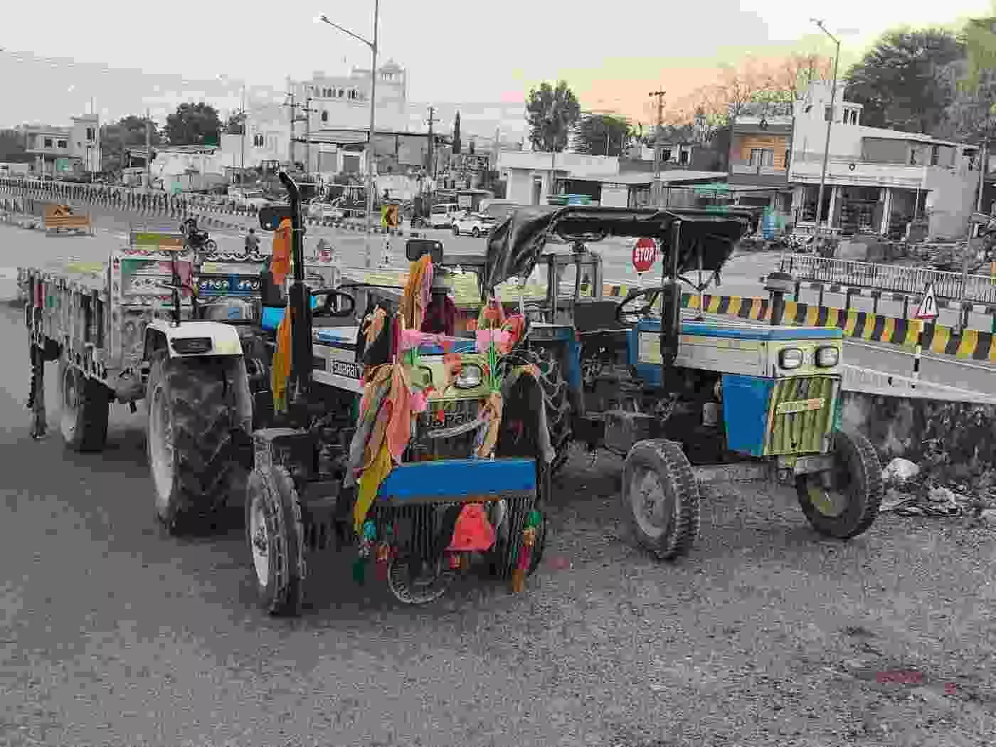 राजसमंद: गोमती नदी के सीने पर अवैध प्रहार करने वालों पर पुलिस का डंडा, केलवा में दो ट्रैक्टर-ट्रॉली जब्त, दो धरे