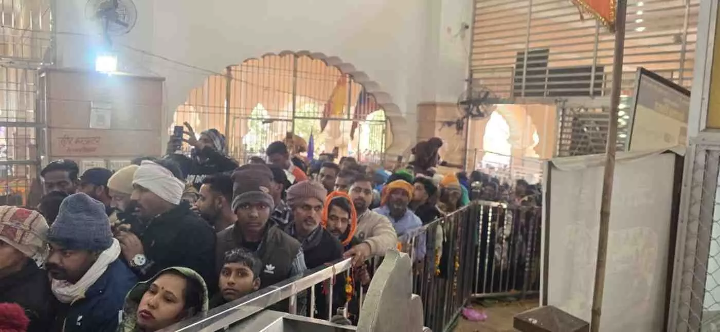 हनुमानगढ़: गोगामेड़ी में नववर्ष पर उमड़ा आस्था का सैलाब, पांच लाख श्रद्धालुओं ने टेका मत्था