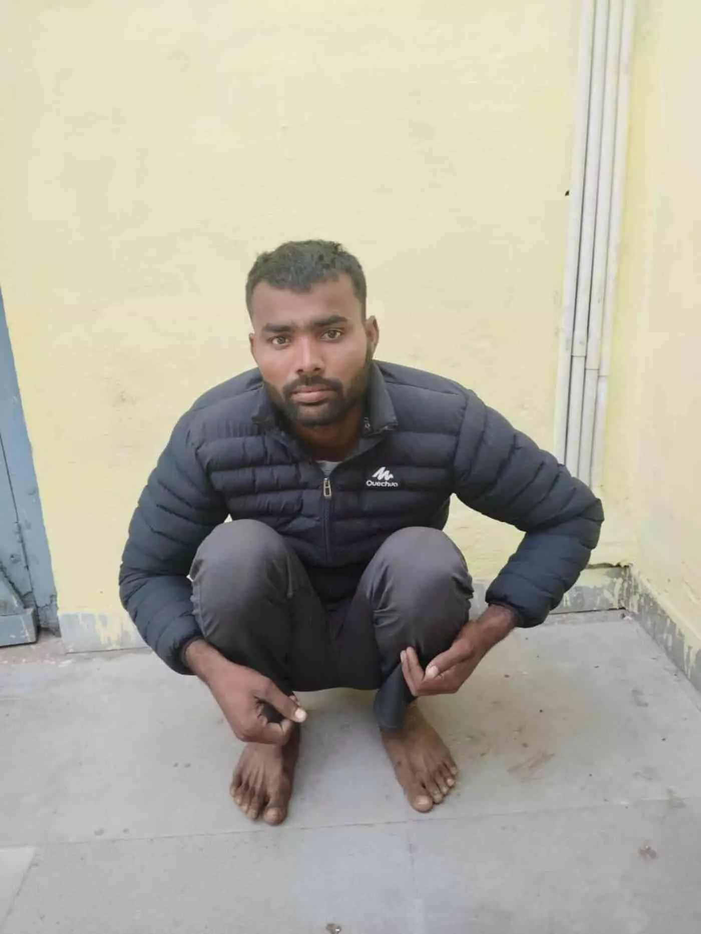भुसावर: केली का नगला के पहाड़ में अवैध खनन का भंडाफोड़, बिना नंबरी जेसीबी समेत चालक गिरफ्तार